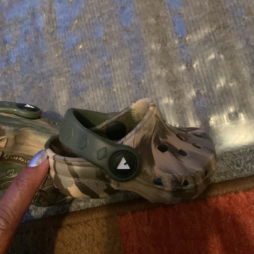 AirWalk Clogs - Picture 3 of 3